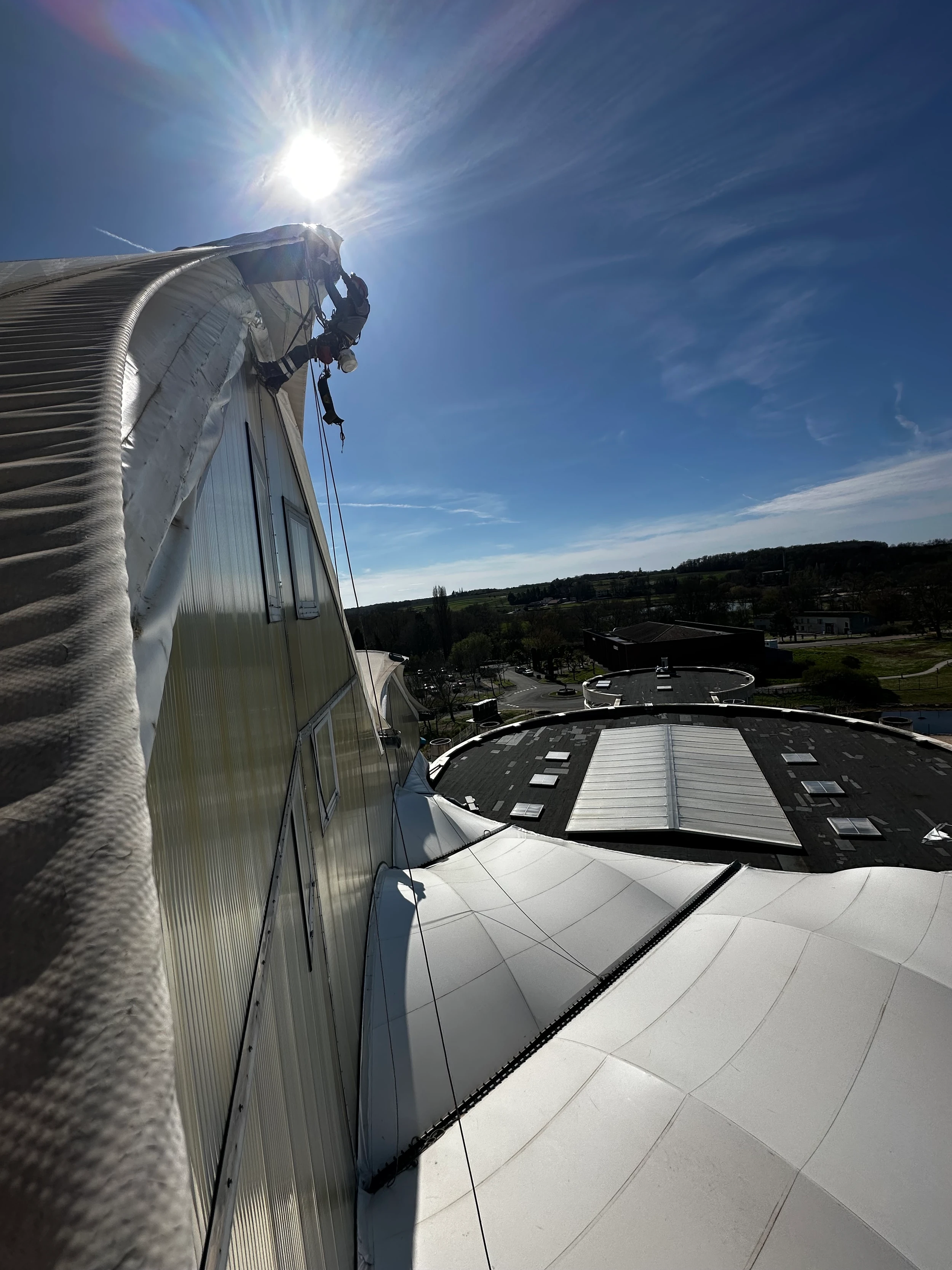 Intervention de cordistes MS Access pour rester au sec... à la piscine ! chez ANTILLES DE JONZAC à Jonzac (bâtiment) – 2